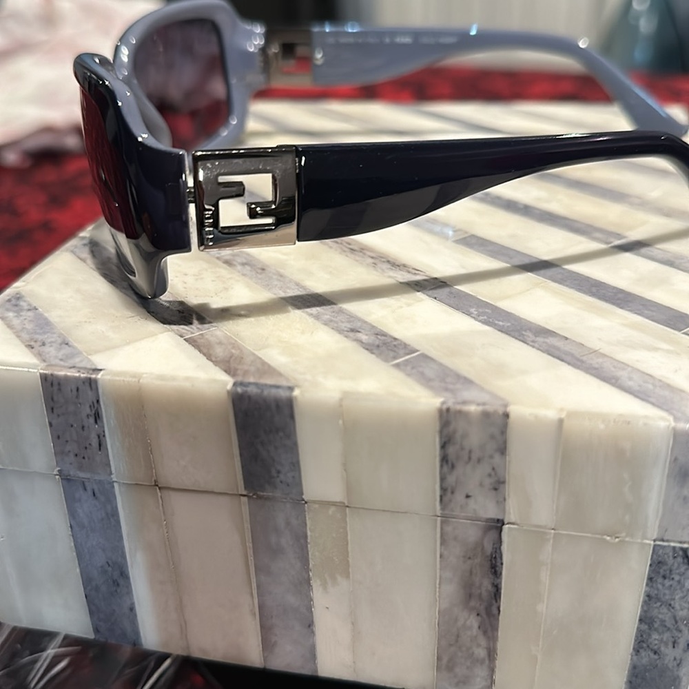 Fendi sunglasses - Picture 3 of 5